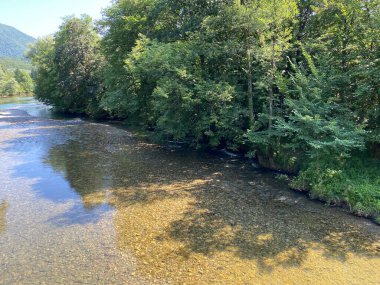 Kupica ile Kupa Nehri 'nin birleştiği yerde Brod na Kupi - Gorski kotar, Hırvatistan (Usce Kupice u Kupu ili Utok rijeke Kupice u Kupu, Brod na Kupi - Gorski kotar, Hrvatska)