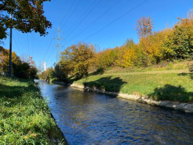Glatt Nehri boyunca sonbaharın başlarında Zürih (Zuerich), Wallisellen - İsviçre (Schweiz)