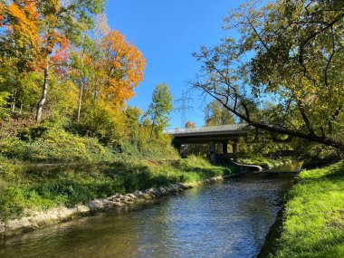 Glatt Nehri boyunca sonbaharın başlarında Zürih (Zuerich), Wallisellen - İsviçre (Schweiz)