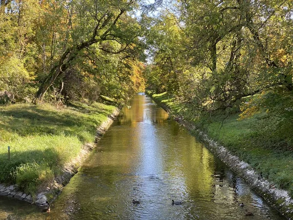 Paisaje Principios Otoño Largo Del Río Glatt Terraplén Ciudad Zurich —  Fotos de Stock