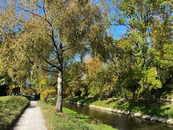 Szlaki Rekreacyjne Turystyczne Wczesną Jesienią Wzdłuż Rzeki Glatt Zurychu Zuerich — Zdjęcie stockowe