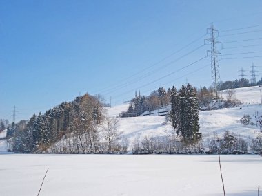 Sevgililer Günü için taze beyaz battaniye ve kış atmosferi suni Guebsensee Gölü (veya Gubsensee) - İsviçre 'nin St. Gallen Kantonu