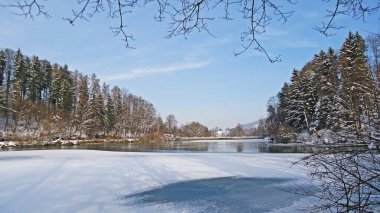 İsviçre 'nin St. Gallen Kantonu olan Sitter nehrinin kanyonu üzerindeki Guebsensee (ya da Gubsen Gölü) yapay rezervuarı boyunca karlı kış atmosferi