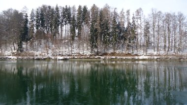 İsviçre 'nin St. Gallen Kantonu olan Sitter nehrinin kanyonu üzerindeki Guebsensee (ya da Gubsen Gölü) yapay rezervuarı boyunca karlı kış atmosferi