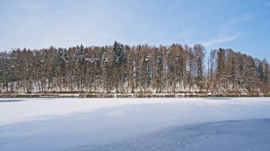 İsviçre 'nin St. Gallen Kantonu olan Sitter nehrinin kanyonu üzerindeki Guebsensee (ya da Gubsen Gölü) yapay rezervuarı boyunca karlı kış atmosferi