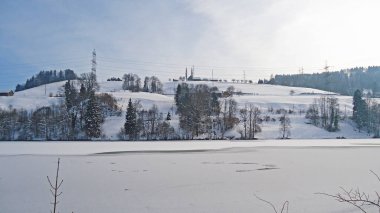 İsviçre 'nin St. Gallen Kantonu olan Sitter nehrinin kanyonu üzerindeki Guebsensee (ya da Gubsen Gölü) yapay rezervuarı boyunca karlı kış atmosferi