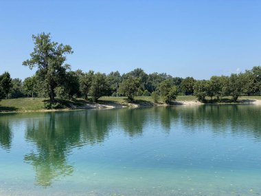 Jarun - küçük göl veya Jarun küçük gölü ve yaz boyunca kürekçilerin adası, Zagreb - Hırvatistan (Jarun - malo jezero ili Jarunsko malo jezero i Otok veslaca tijekom ljeta (RSC Jarun), Zagreb - Hrvatska)