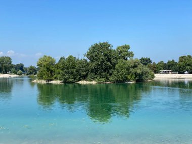 Jarun - küçük göl veya Jarun 'un küçük gölü ve yaz boyunca aşk adası, Zagreb - Hırvatistan (Jarun - malo jezero ili Jarunsko malo jezero i Otok ljubavi tijekom ljeta (RSC Jarun), Zagreb - Hrvatska)