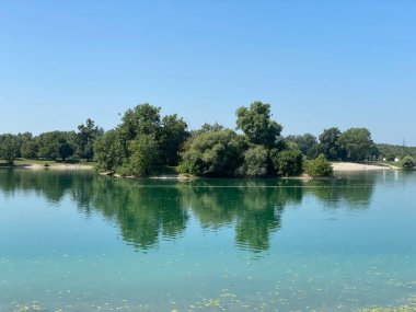 Jarun - küçük göl veya Jarun 'un küçük gölü ve yaz boyunca aşk adası, Zagreb - Hırvatistan (Jarun - malo jezero ili Jarunsko malo jezero i Otok ljubavi tijekom ljeta (RSC Jarun), Zagreb - Hrvatska)