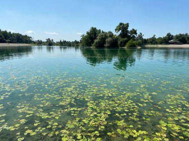 Jarun - küçük göl veya Jarun 'un küçük gölü ve yaz boyunca aşk adası, Zagreb - Hırvatistan (Jarun - malo jezero ili Jarunsko malo jezero i Otok ljubavi tijekom ljeta (RSC Jarun), Zagreb - Hrvatska)