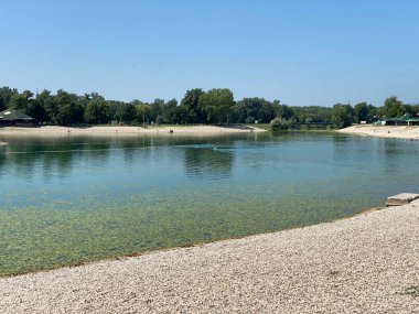 Jarun plajı veya yaz boyunca küçük Jarun gölü, Zagreb - Hırvatistan (Plaza Jarun ili kupaliste malo jarunsko jezero tijekom ljeta (RSC Jarun), Zagreb - Hrvatska)