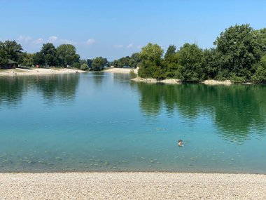 Yaz boyunca Jarun 'un küçük gölü ve aşk adası, Zagreb - Hırvatistan (Plaza Jarun ili kupaliste malo jarunsko jezero i Otok ljubavi tijekom ljeta (RSC Jarun), Zagreb - Hrvatska)