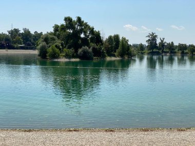 Yaz boyunca Jarun 'un küçük gölü ve aşk adası, Zagreb - Hırvatistan (Plaza Jarun ili kupaliste malo jarunsko jezero i Otok ljubavi tijekom ljeta (RSC Jarun), Zagreb - Hrvatska)