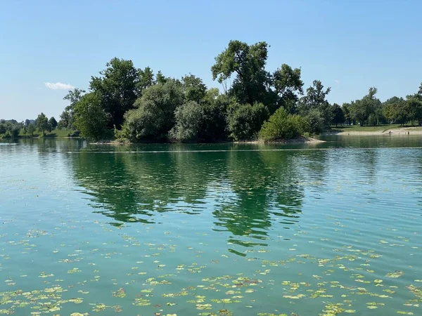 Jarun - küçük göl veya Jarun 'un küçük gölü ve yaz boyunca aşk adası, Zagreb - Hırvatistan (Jarun - malo jezero ili Jarunsko malo jezero i Otok ljubavi tijekom ljeta (RSC Jarun), Zagreb - Hrvatska)