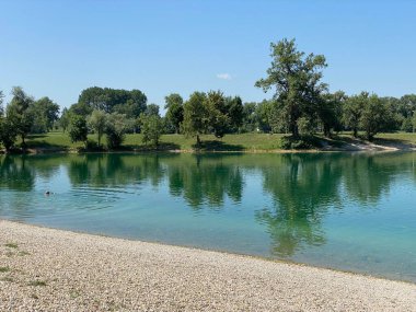 Jarun plajı veya hamamları küçük Jarun gölü ve yaz boyunca kürekçilerin adası Zagreb - Hırvatistan (Plaza Jarun ili kupaliste malo jarunsko jezero i Otok veslaca (RSC Jarun), Zagreb - Hrvatska)