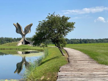 Jasenovac 'taki Çiçek Anıtı veya toplama kampı anıtlarındaki Taş Çiçeği Anıtı - Hırvatistan (Spomenik Cvijet u Jasenovcu ili sözcüsü Kameni Cvijet u spomen podrucju Jasenovac)