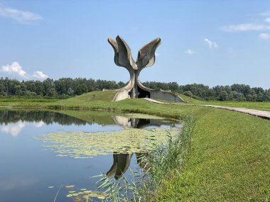 Jasenovac 'taki Çiçek Anıtı veya toplama kampı anıtlarındaki Taş Çiçeği Anıtı - Hırvatistan (Spomenik Cvijet u Jasenovcu ili sözcüsü Kameni Cvijet u spomen podrucju Jasenovac)