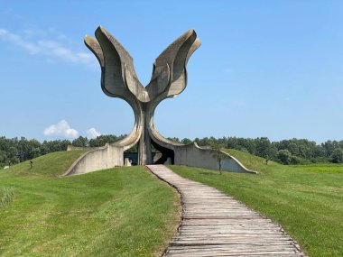 Jasenovac 'taki Çiçek Anıtı veya toplama kampı anıtlarındaki Taş Çiçeği Anıtı - Hırvatistan (Spomenik Cvijet u Jasenovcu ili sözcüsü Kameni Cvijet u spomen podrucju Jasenovac)