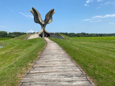 Jasenovac 'taki Çiçek Anıtı veya toplama kampı anıtlarındaki Taş Çiçeği Anıtı - Hırvatistan (Spomenik Cvijet u Jasenovcu ili sözcüsü Kameni Cvijet u spomen podrucju Jasenovac)
