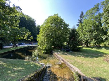 Park ormanlarındaki yapay göller Jankovac - Papuk doğa parkı, Hırvatistan (Umjetna jezera u Park sumi Jankovac - Park, Papuk, Hrvatska)