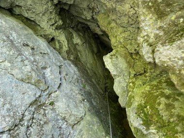 Maksim Mağarası veya Jankovac Park Ormanındaki Haiduk Maxim Mağarası - Papuk doğa parkı, Hırvatistan (Spilja hajduka ili Maksimova spilja u park sumi Jankovac - Park prirode Papuk, Hrvatska)