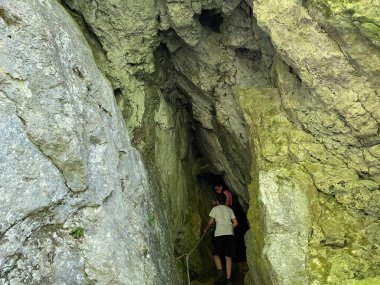 Maksim Mağarası veya Jankovac Park Ormanındaki Haiduk Maxim Mağarası - Papuk doğa parkı, Hırvatistan (Spilja hajduka ili Maksimova spilja u park sumi Jankovac - Park prirode Papuk, Hrvatska)