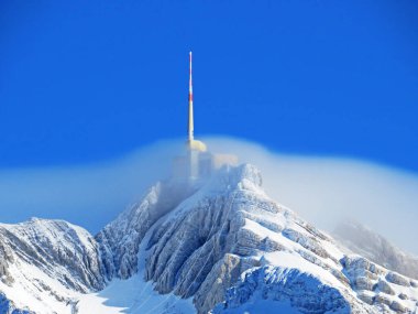 Saentis Oteli (Santis) veya Santis Oteli ve Saentisgipfel Panorama Restoranı - İsviçre 'nin peri masalı kış aylarında zirvenin etkileyici bir görüntüsü (Schweiz)