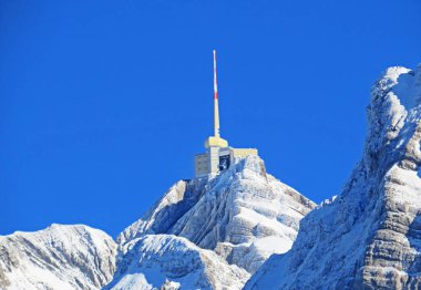 Saentis Oteli (Santis) veya Santis Oteli ve Saentisgipfel Panorama Restoranı - İsviçre 'nin peri masalı kış aylarında zirvenin etkileyici bir görüntüsü (Schweiz)