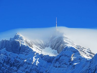 Saentis Oteli (Santis) veya Santis Oteli ve Saentisgipfel Panorama Restoranı - İsviçre 'nin peri masalı kış aylarında zirvenin etkileyici bir görüntüsü (Schweiz)