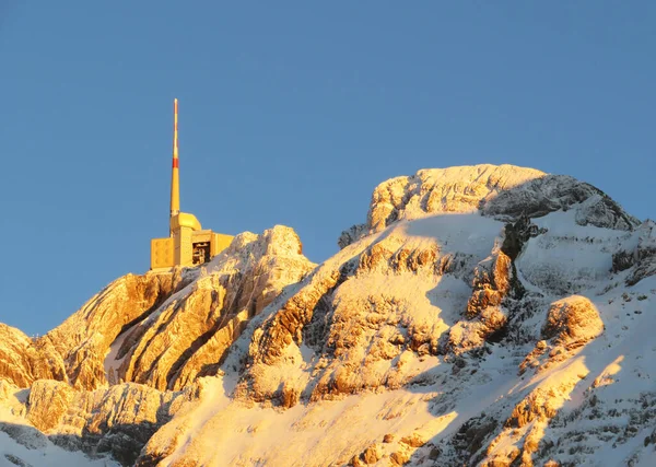 Hotel Saentis Santis またはHotel Santis Saentisgipfel Panorama Restaurant おとぎ話のような冬の環境の中で頂上の印象的な景色 スイス — ストック写真