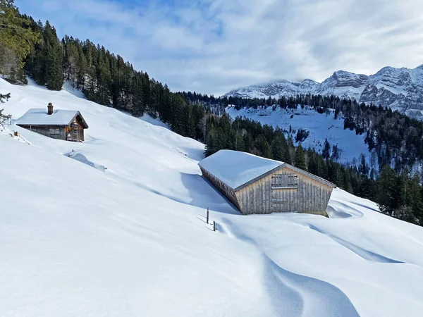 Idílicas Cabañas Montaña Alpinas Suizas Vestidas Con Ropa Invierno Con — Foto de Stock