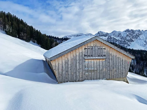 Idyllische Zwitserse Berghutten Gekleed Winterkleding Een Frisse Sneeuwlaag Hellingen Alpstein — Stockfoto