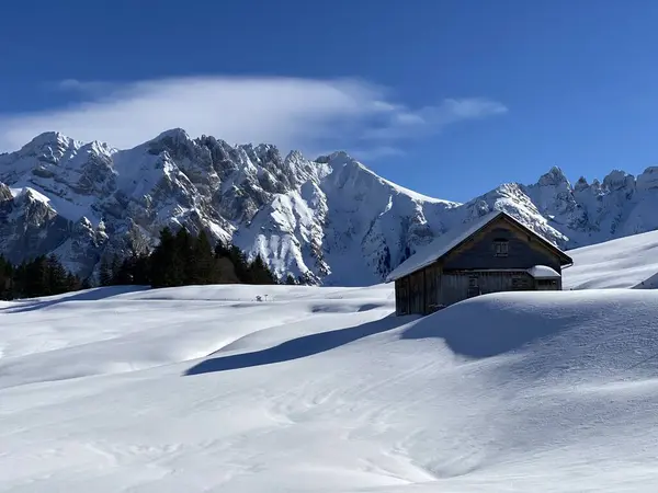Idílicas Cabañas Montaña Alpinas Suizas Vestidas Con Ropa Invierno Con — Foto de Stock