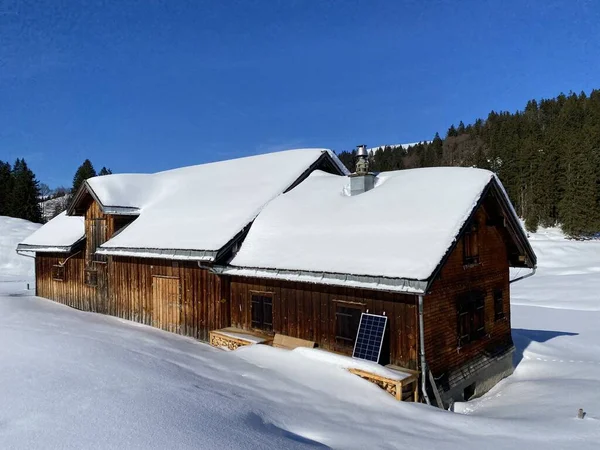 Idílicas Cabañas Montaña Alpinas Suizas Vestidas Con Ropa Invierno Con — Foto de Stock