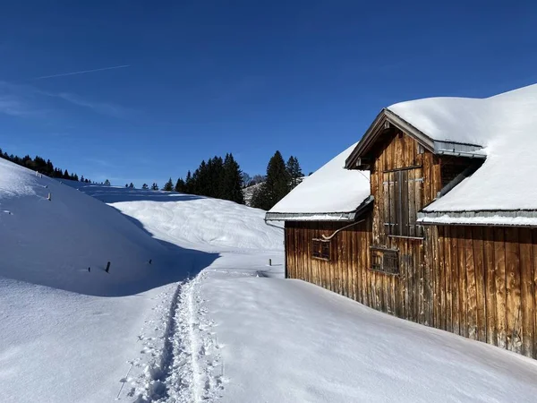 Idyllic Swiss Alpine Mountain Huts Dressed Winter Clothes Fresh Snow — Stock Photo, Image