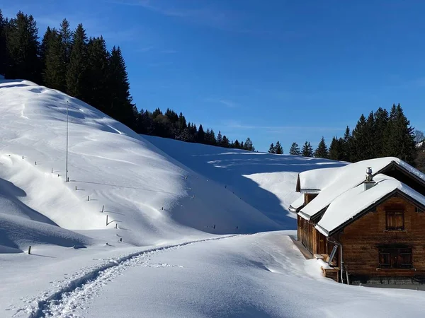 Idílicas Cabañas Montaña Alpinas Suizas Vestidas Con Ropa Invierno Con —  Fotos de Stock