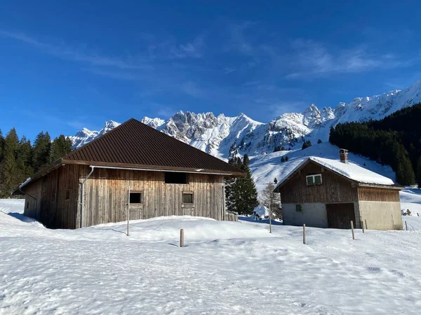 Idyllic Swiss Alpine Mountain Huts Dressed Winter Clothes Fresh Snow — Fotografia de Stock