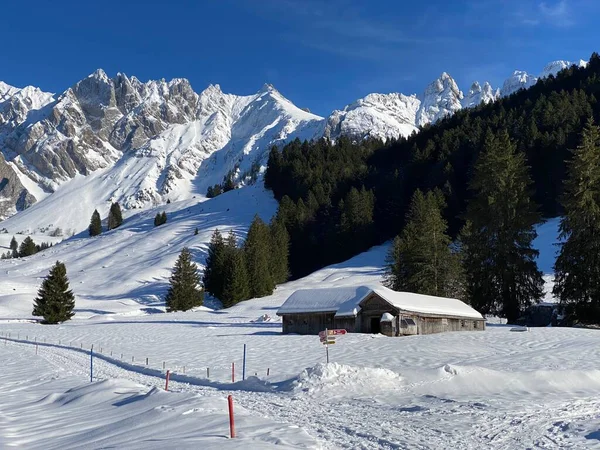 Idylické Švýcarské Horské Chaty Oblečené Zimním Oblečení Čerstvém Sněhu Svazích — Stock fotografie