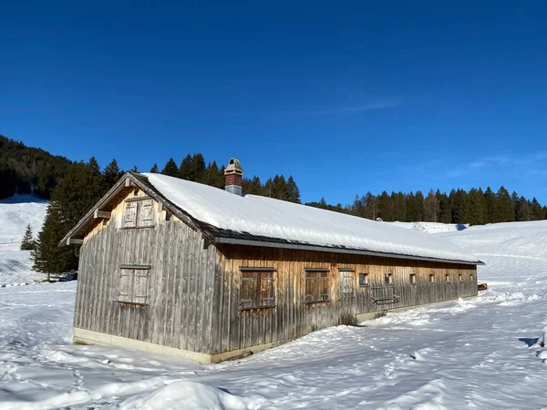 Idílicas Cabañas Montaña Alpinas Suizas Vestidas Con Ropa Invierno Con — Foto de Stock