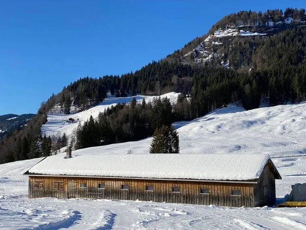 Idyllische Zwitserse Berghutten Gekleed Winterkleding Een Frisse Sneeuwlaag Hellingen Alpstein — Stockfoto