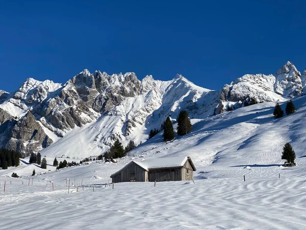 Ειδυλλιακές Ελβετικές Ορεινές Καλύβες Ντυμένες Χειμωνιάτικα Ρούχα Και Φρέσκο Χιόνι — Φωτογραφία Αρχείου