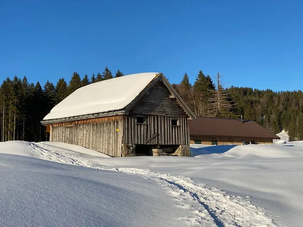 Idílicas Cabañas Montaña Alpinas Suizas Vestidas Con Ropa Invierno Con — Foto de Stock