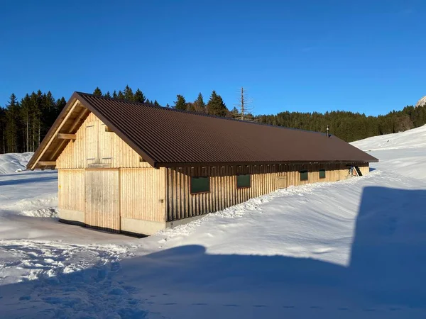 Idyllic Swiss Alpine Mountain Huts Dressed Winter Clothes Fresh Snow — Stock Photo, Image