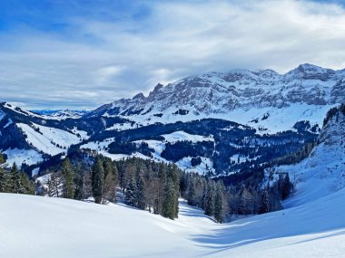Apenzell Alpleri 'nde kar kaplı Alpstein Dağı' nda kış havası ve güzel, huzurlu bir atmosfer.)