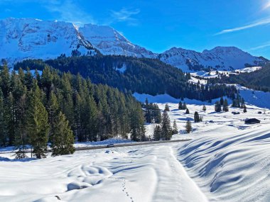 Apenzell Alpleri 'nde kar kaplı Alpstein Dağı' nda kış havası ve güzel, huzurlu bir atmosfer.)