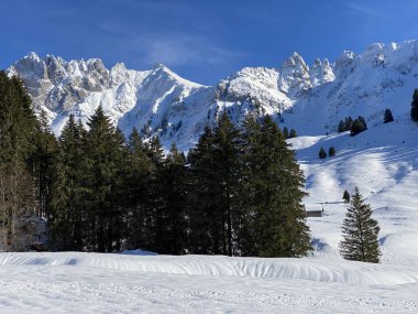 Apenzell Alpleri 'nde kar kaplı Alpstein Dağı' nda kış havası ve güzel, huzurlu bir atmosfer.)