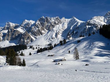 Apenzell Alpleri 'nde kar kaplı Alpstein Dağı' nda kış havası ve güzel, huzurlu bir atmosfer.)
