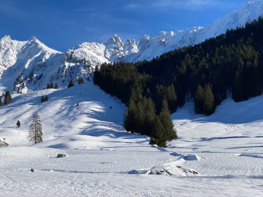Apenzell Alpleri 'nde kar kaplı Alpstein Dağı' nda kış havası ve güzel, huzurlu bir atmosfer.)