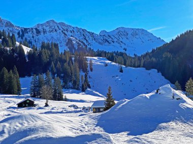 Apenzell Alpleri 'nde kar kaplı Alpstein Dağı' nda kış havası ve güzel, huzurlu bir atmosfer.)