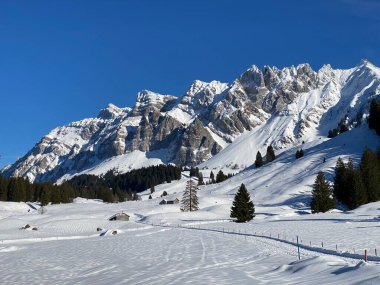 Apenzell Alpleri 'nde kar kaplı Alpstein Dağı' nda kış havası ve güzel, huzurlu bir atmosfer.)